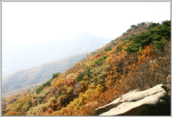 오른쪽으로는 단풍으로 불타는 마니산을 볼 수 있다. 